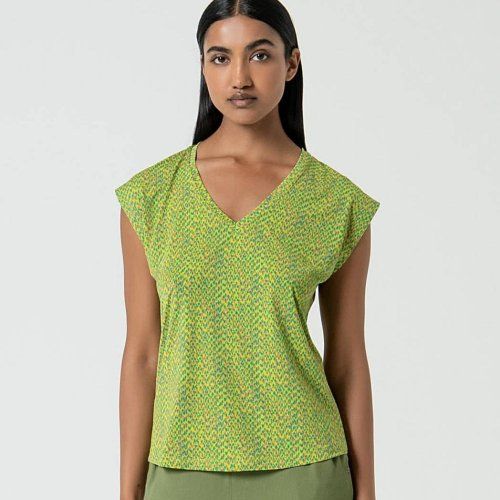 Camiseta manga caída estampado pequeño verde y naranja de Surkana