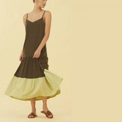 Vestido largo verde oscuro con volante de WNT Collection