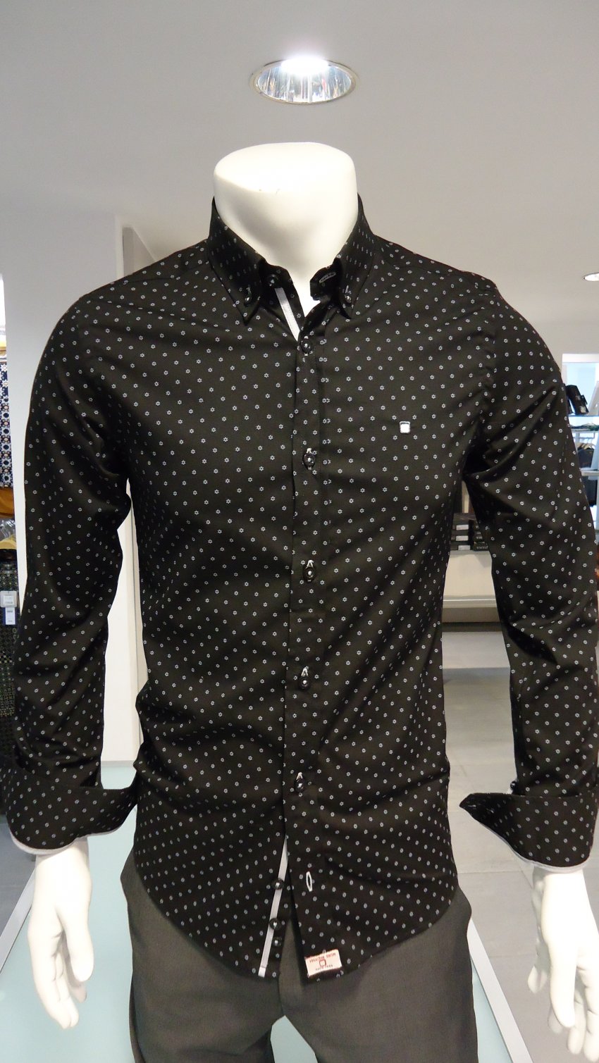 Camisa negra con flores grises